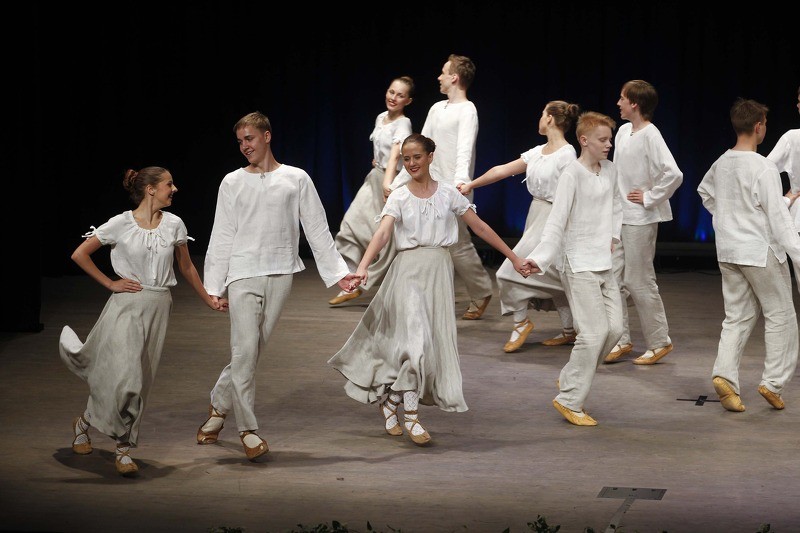 Tautas deju kolektīvs “RANDIŅŠ” dejos Kanādā