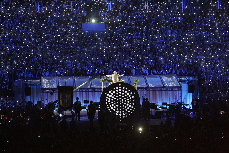 Apskatāms vairākkārtējā Dziesmu svētku virsdiriģenta Imanta Kokara goda uzvalks