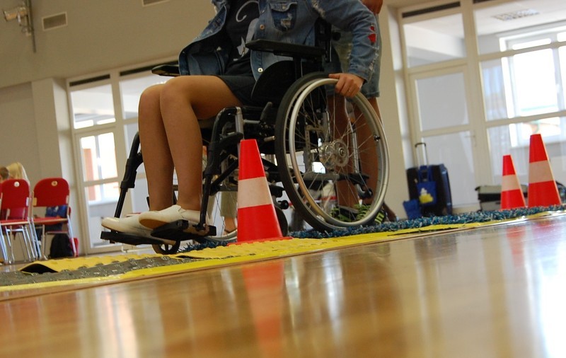 Kā tas ir “iekāpt cilvēku ar invaliditāti kurpēs”