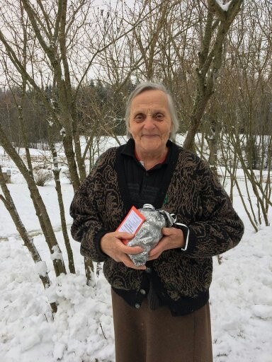 Iepriecina seniorus, apciemojot un dāvinot saldumu paciņas