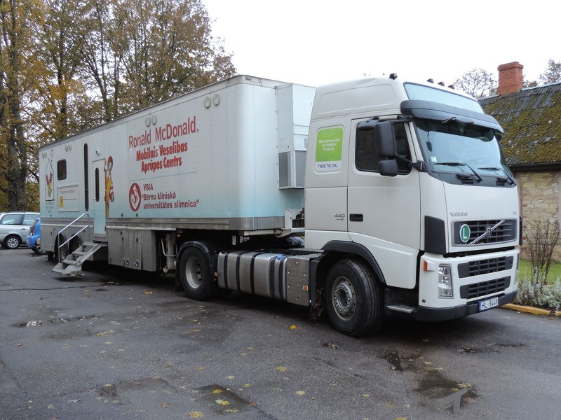 Mobilās veselības aprūpes centru apmeklēja 48 Cēsu novada bērni