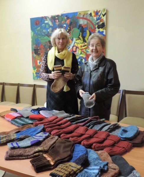 Nakts patversmes klienti saņems siltas zeķes, šalles, cimdus un cepures