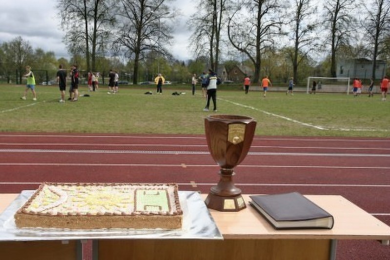 Cēsu Valsts ģimnāzijas stadionā absolventu kauss