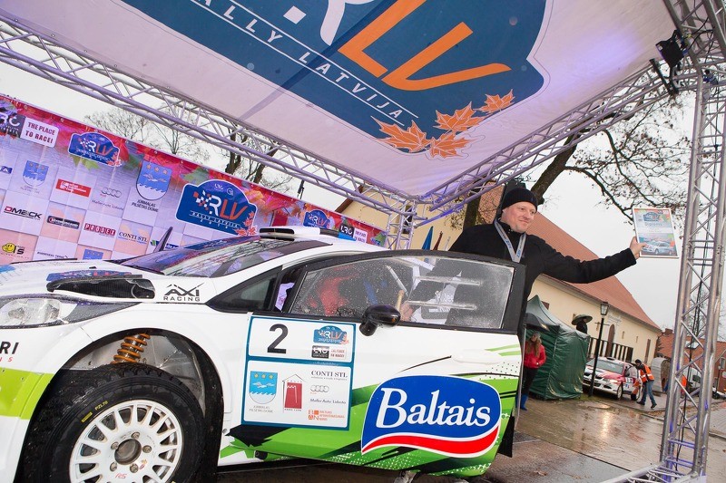 Rallijs Latvija 2014 uzvarētāju kausu saņem igauņu Raula Jētsa / Kristo Krāga ekipāža