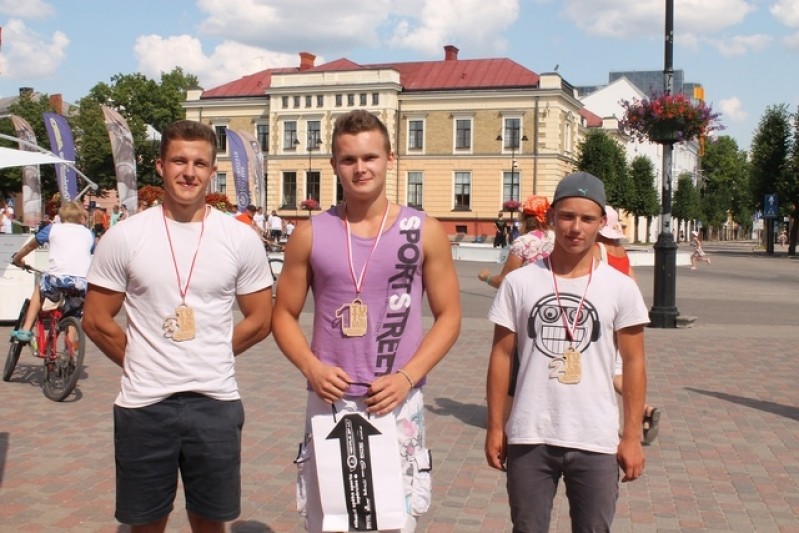 Cēsnieks pārsteidz līdzjutējus ar 500 uzspiestajām reizēm sacensībā „Latvijas spēcīgākā pilsēta”