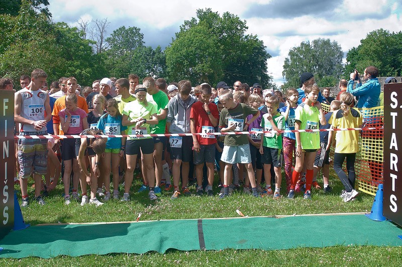 Aizvadīts tradicionālais Cēsu skrējiens „Jānis un Jānītis 2014”