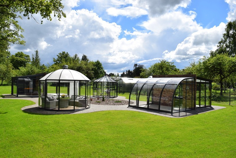 Cēsīs durvis ver plašākais verandu un paviljonu dārzs Latvijā