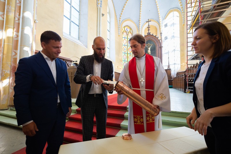 Cēsu Sv.Jāņa baznīcas tornī atgriežas krusts un lode ar vēstījumu nākamajām paaudzēm