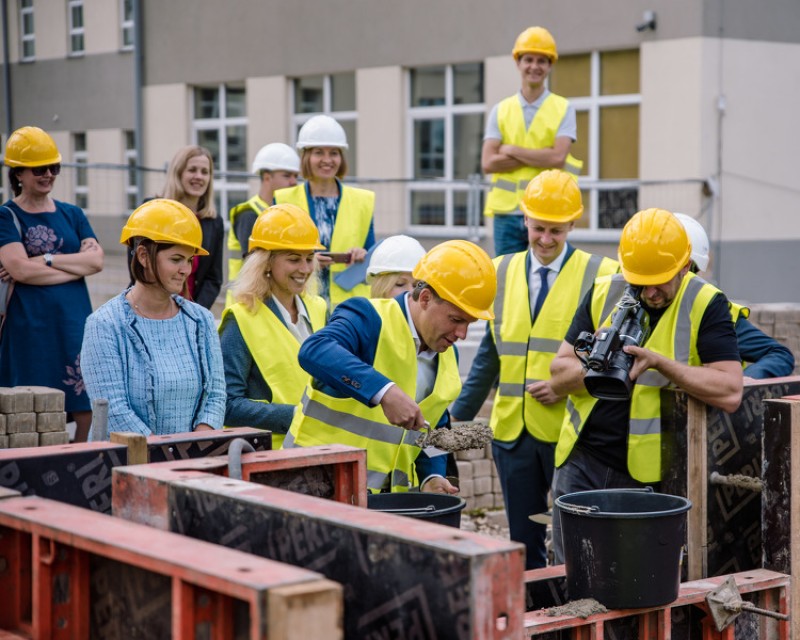 Iemūrēta kapsula jaunās tehnikuma dienesta viesnīcas pamatos
