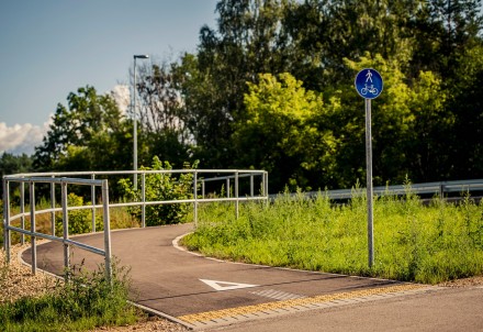 No Cēsīm līdz pagriezienam uz Līviem būvē gājēju un velobraucēju infrastruktūru