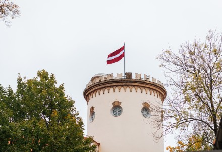 Godinām sarkanbaltsarkanā karoga pacelšanu