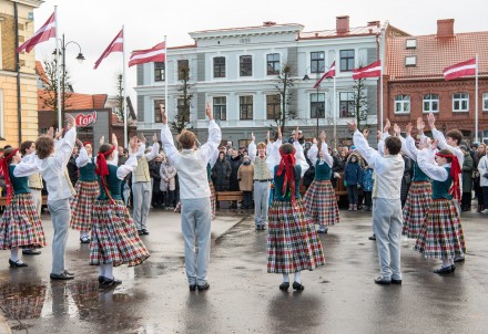 Svinīgā ziedu nolikšana Cēsīs, Vienības laukumā