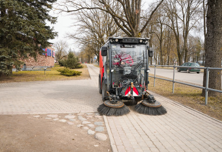 Cēsīs turpinās pavasara uzkopšanas darbi