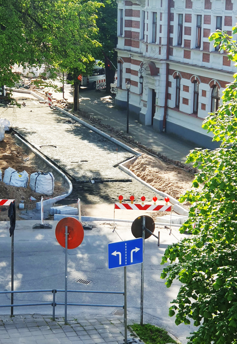 Vecais kļūst par jaunu: Cēsīs otrreiz izmanto būvdarbos iegūtos materiālus