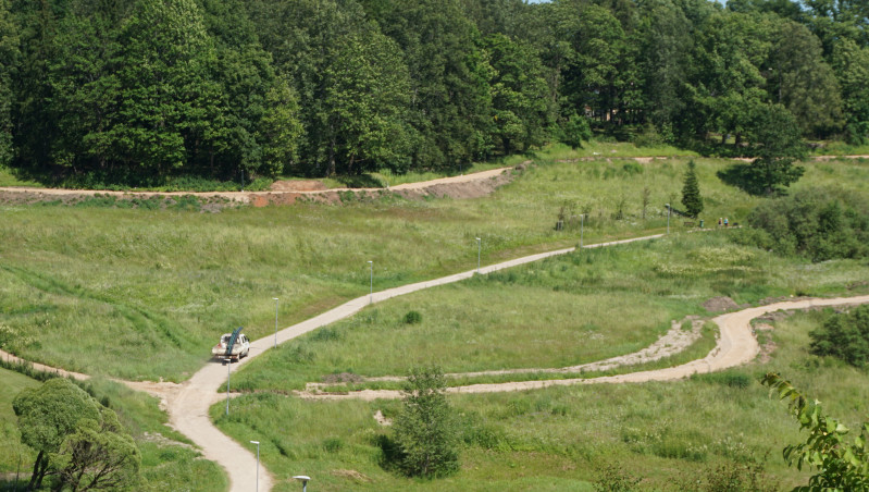 Turpinās Pirtsupītes labiekārtošana; sākts Glūdas ielas kāpņu remonts