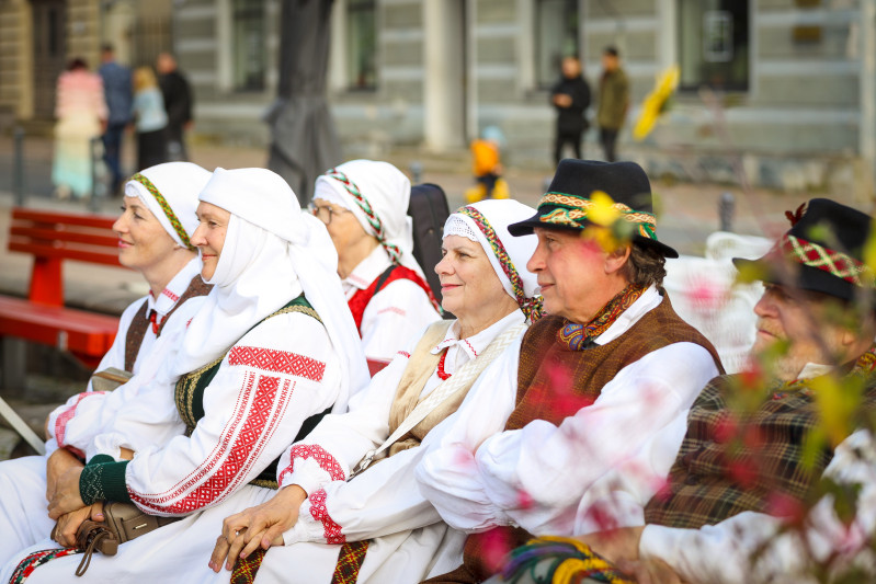 Saulainās noskaņās aizvadīts Baltijas ceļa atceres koncerts