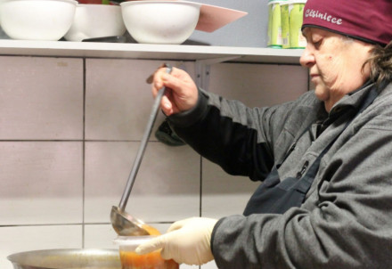 Zupas virtuve "Karotes" jau trīs gadus sniedz atbalstu iedzīvotājiem Cēsīs