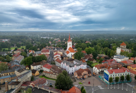 Piešķirt vecām ēkām jaunu dzīvi: Cēsīs testēs aprites būvniecības risinājumus