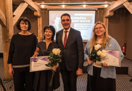Cēsu Centrālās bibliotēkas bibliotekāre Inta Zaksa saņem Voldemāra Caunes balvu