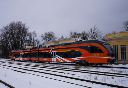 Cēsīs sagaidīts pirmais starptautiskais vilciens Tallina-Tartu-Rīga