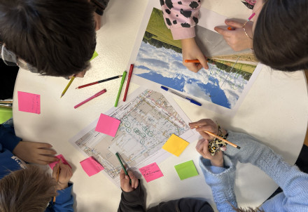 Dabas stunda Cēsu pilsētas Pastariņa sākumskolā - jaunieši piedāvā idejas zaļākām Cēsīm