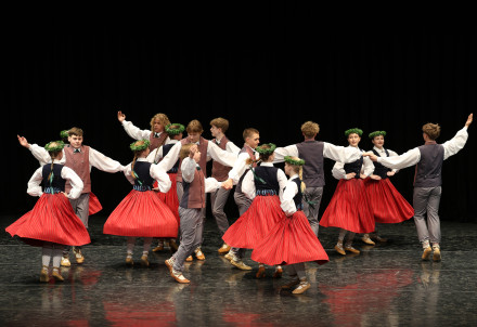 Ar labiem rezultātiem aizvadīta jauniešu deju kolektīvu skate