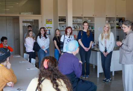 Jaunieši Ēnu dienā iepazīst sociālā darba nozīmi Cēsu novada Sociālajā dienestā