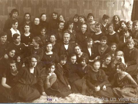 Cēsu pilsētas Neijas ģimnāzijas absolventas un direktors Pēteris Neijs, 1922. gads. P. Paukšēna foto. - CM 113677