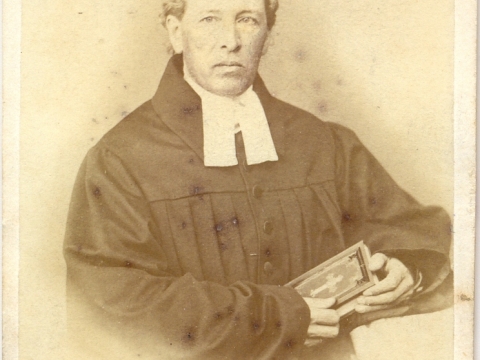 Johans fon Holsts (1828-1898), Cēsu Sv. Jāņa baznīcas vācu draudzes mācītājs (1855-1877). Viņa vadībā sākās nama būvniecība Annas skolai, kur nākamais mācītājs ierīkoja arī Lūgšanu namu. vācu draudzei. J. fon Holsts vēlķ bija Rīgas Sv. Jēkaba baznīcas vir