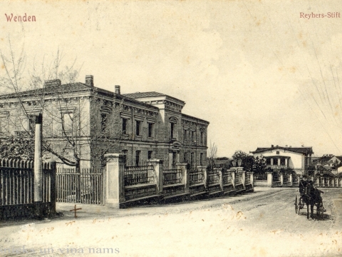 Pastkartēs attēlā priekšplānā redzama Reijera patversmes ēka, bet labajā pusē tālumā pirmā - divstāvu ēka Bērzaines ielā 10. Pastkarti izdevis Cēsu fotogrāfs L. Borevics 20. gs. sākumā.