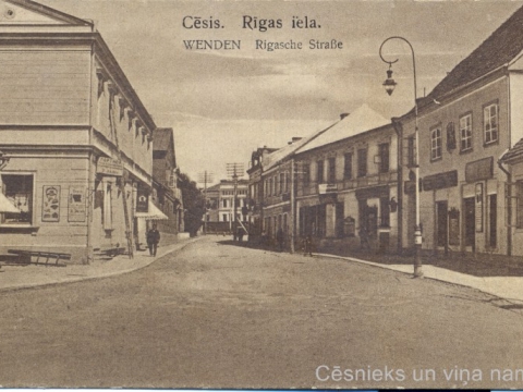 1918. gadā pastkartes izdeva gan zaļganā, gan brūnganā tonī. Uz nepārdotajām pastkartēm izdevējs vēlāk iespieda nosaukumu latviski "Cēsis. Rīgas iela"; CM 52492